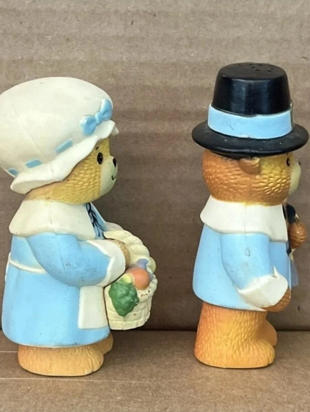Enesco Older Set of Pilgrim Bears Salt and Pepper Shakers * Thanksgiving*